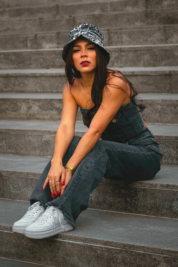 Le jean droit pour femme : élégance et confort réunis